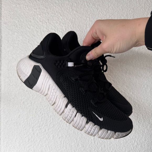 Women’s black and white Nike metcons - 8.5 - Picture 4 of 5